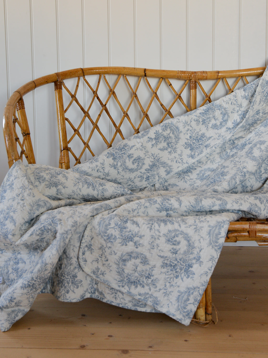 Magnolia Blue Quilt 140 x 180cm