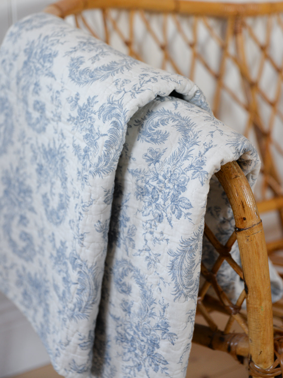 Magnolia Blue Quilt 140 x 180cm