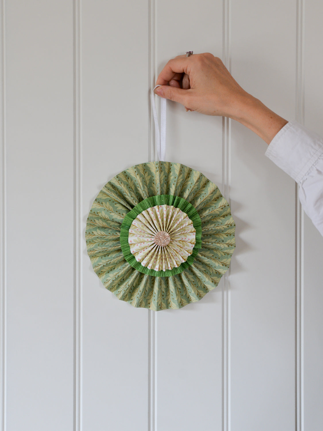 Paper Rosette Naya Sage 20 cm