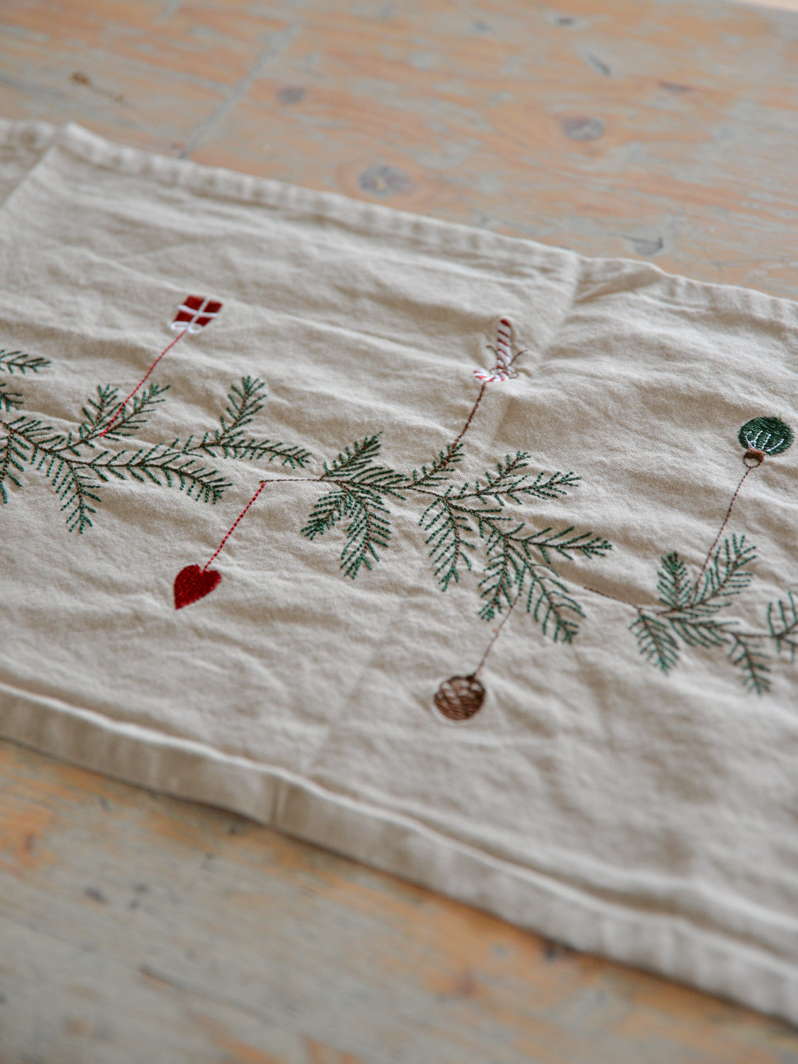Table Runner Spruce Wreath