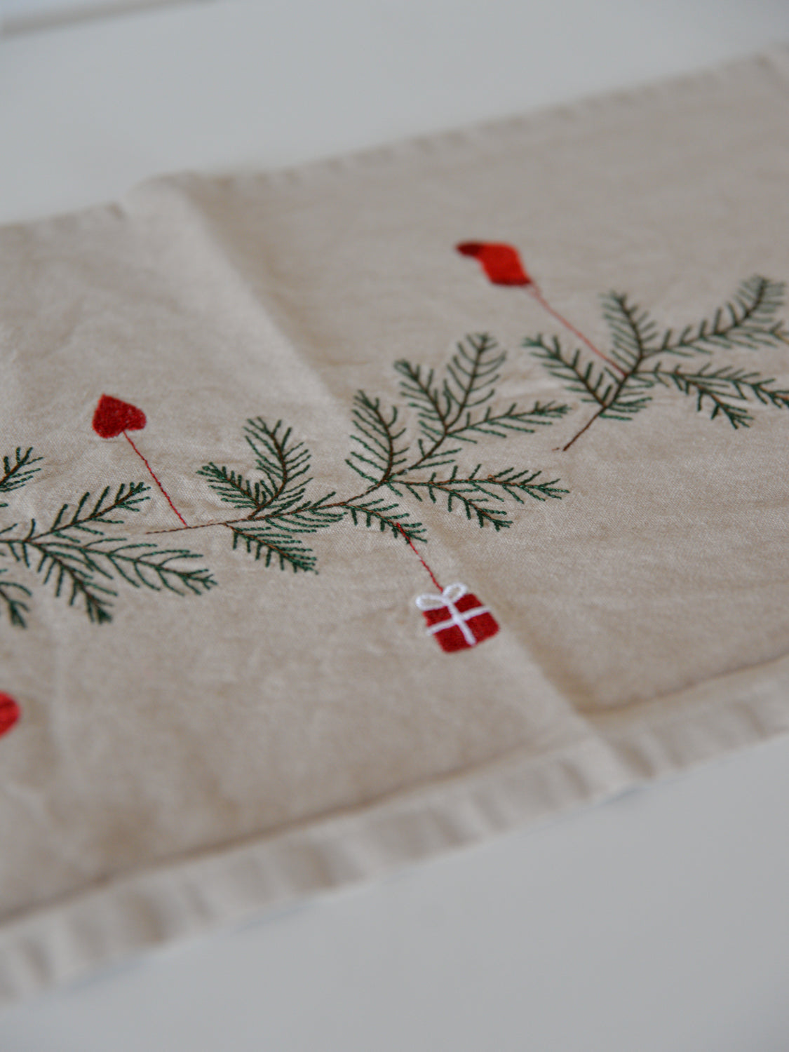 Table Runner Spruce Wreath