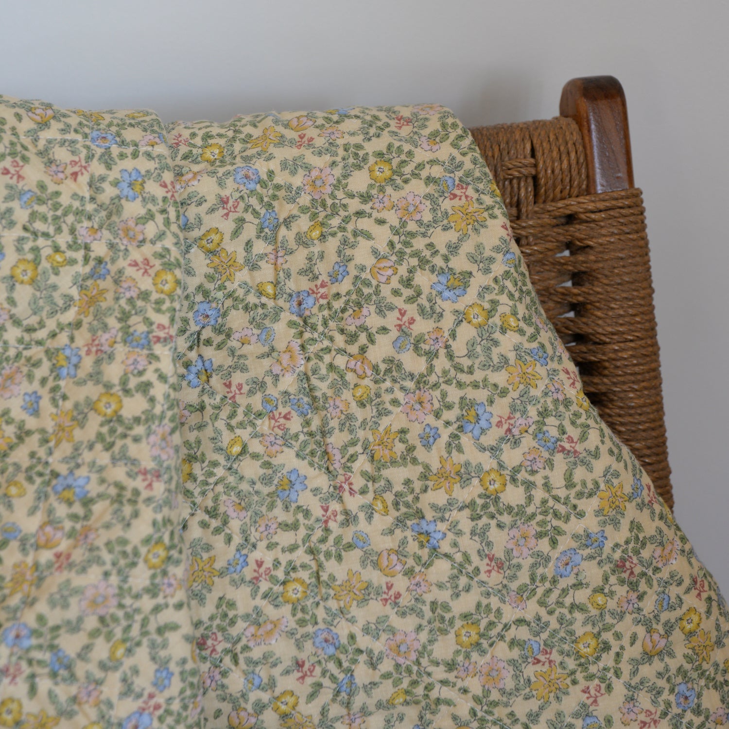 Yellow Floral Quilt / 130 x 180cm