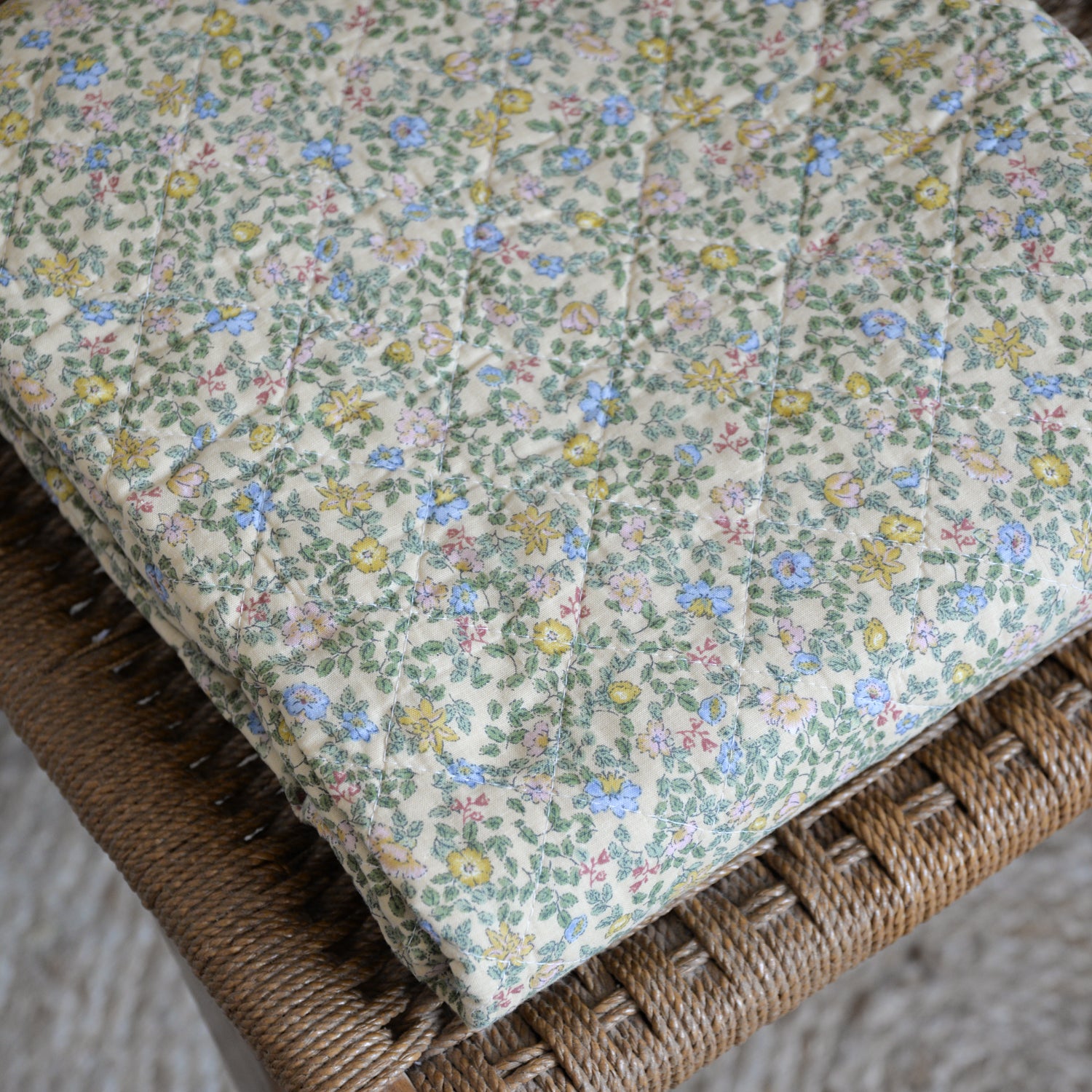 Yellow Floral Quilt / 130 x 180cm