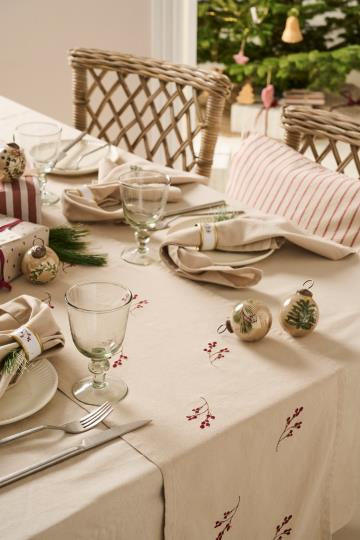 Table Runner Winter Berries