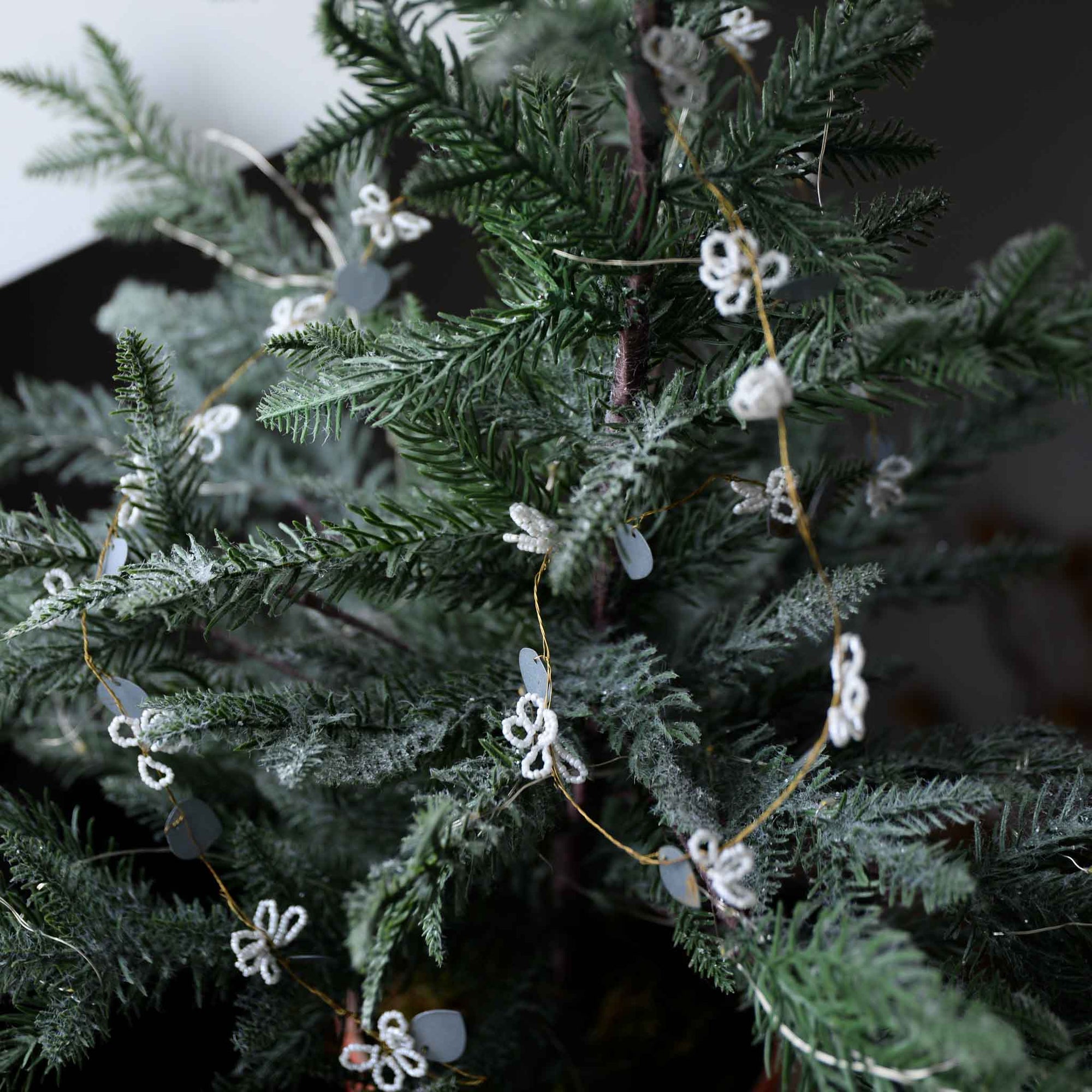 House Doctor Garland in White and Silver