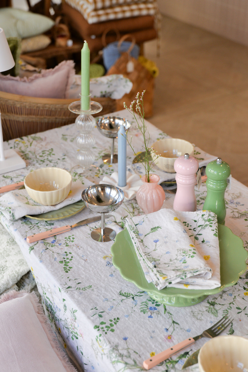 table lay with linen floral print design