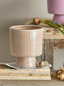 Nature Textured Flowerpot on Stand