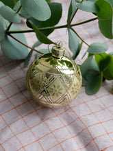 Load image into Gallery viewer, Christmas Baubles Seraphim / Gold Flowers