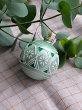 Load image into Gallery viewer, Christmas Baubles Seraphim / Green Daisy