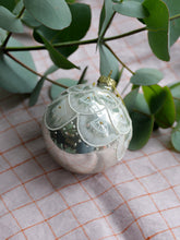 Load image into Gallery viewer, Christmas Baubles Seraphim / Snowy Garland