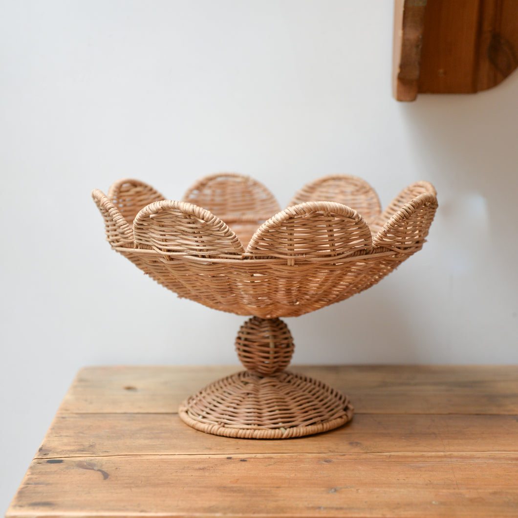 Rattan Scalloped Bowl on Foot / 22cm