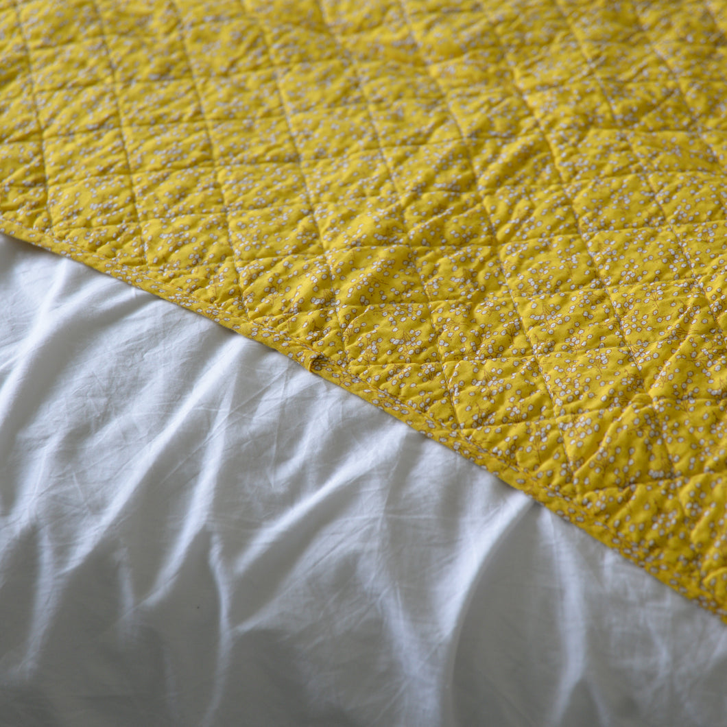 Quilt Yellow with White Flowers 130 x 180