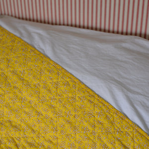 Quilt Yellow with White Flowers 130 x 180