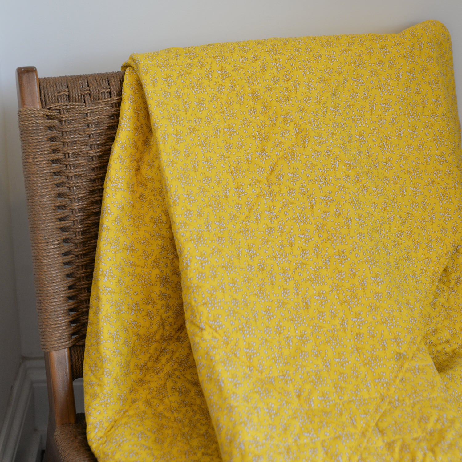 Quilt Yellow with White Flowers 130 x 180
