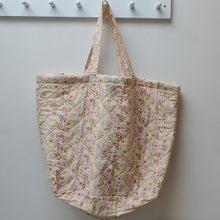 Load image into Gallery viewer, Quilted Over-Sized Bag / Pink Floral