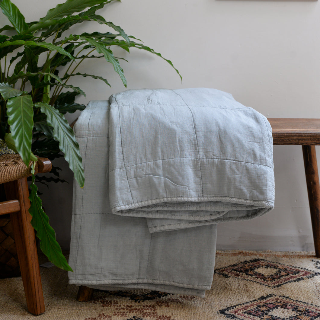 Vintage Quilt Bedspread in Blue  / 180 x 200