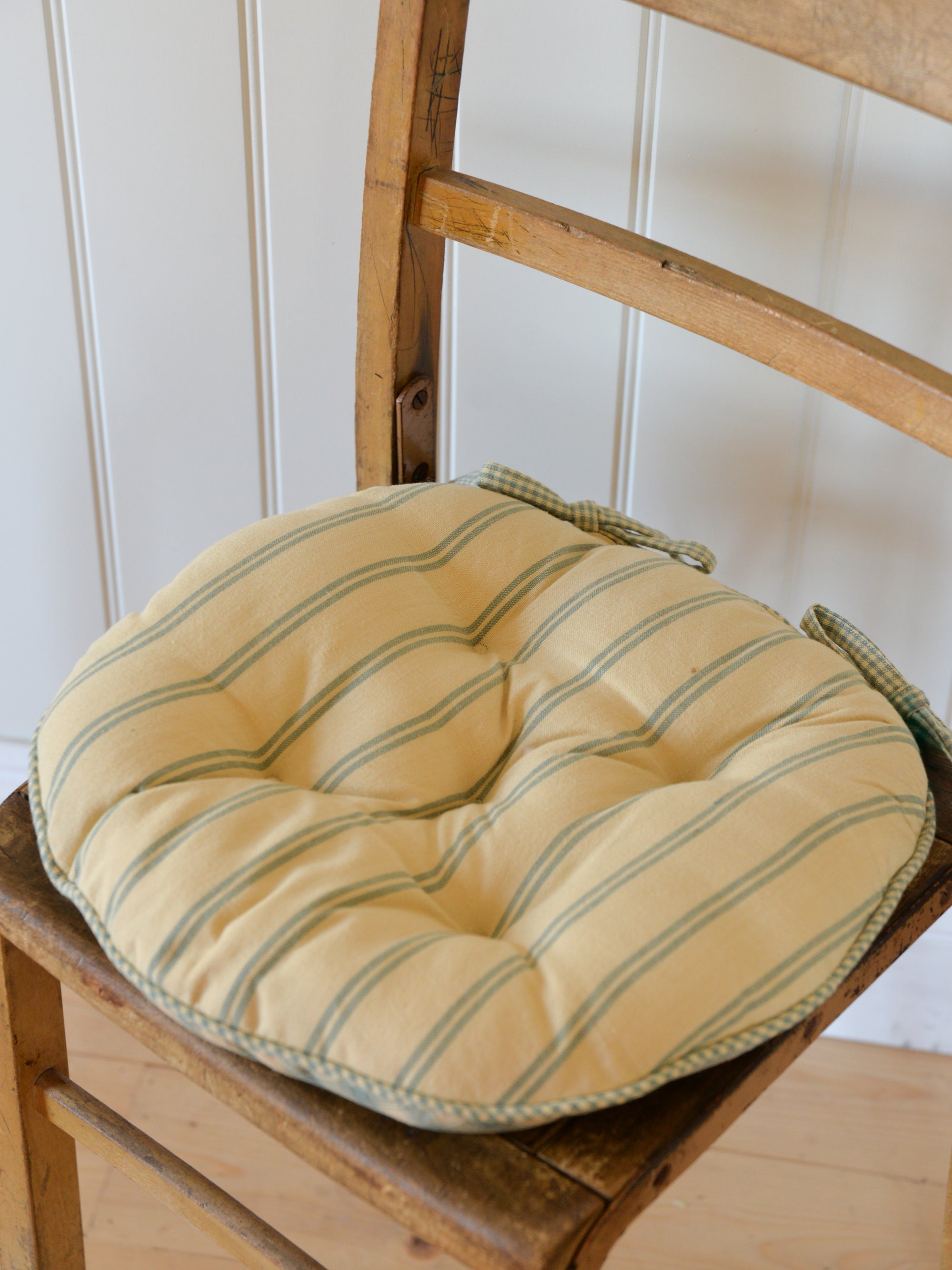 Campagne Round Checkered Stripe Seat Cushion / Sage Green
