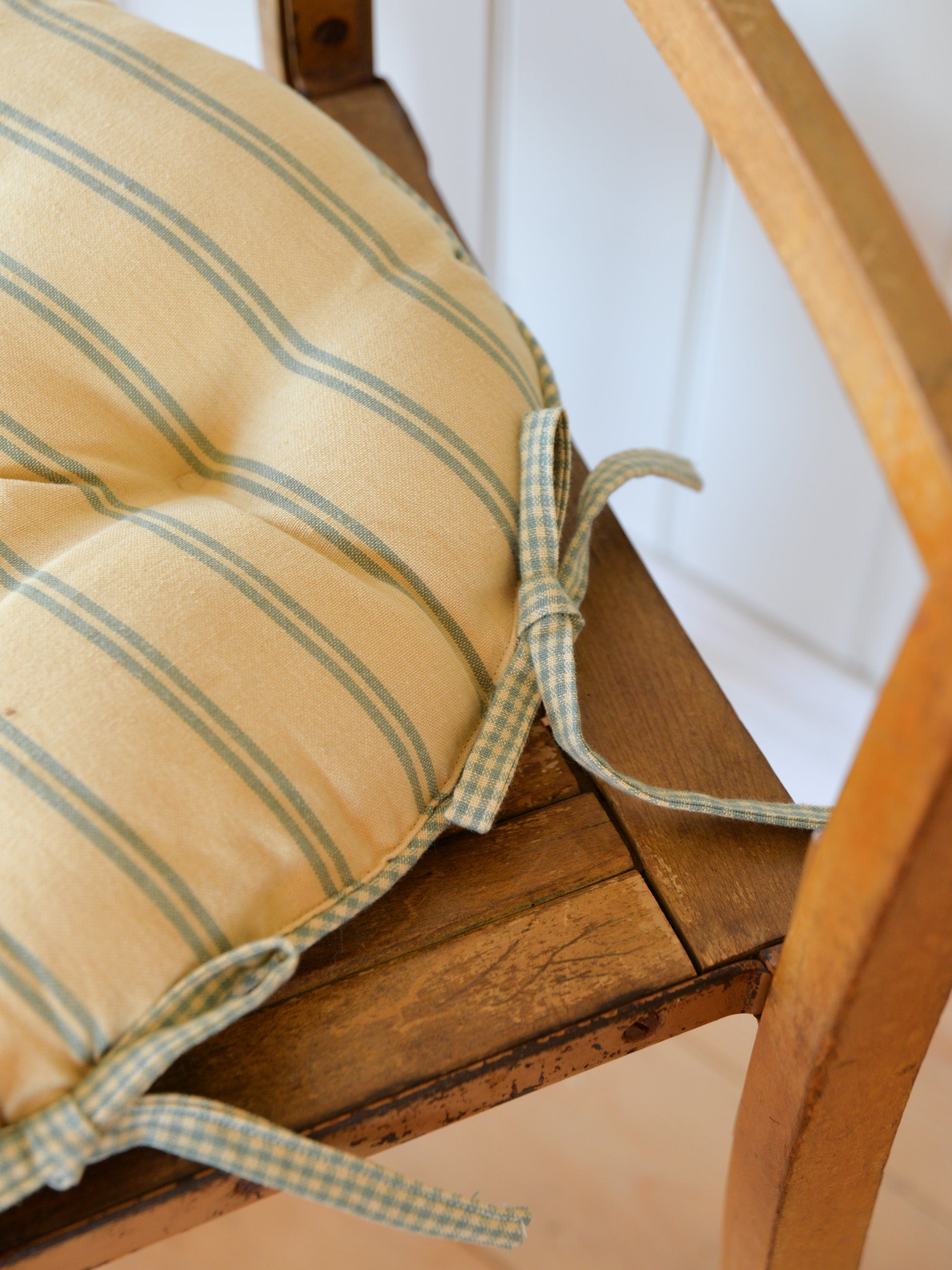 Campagne Round Checkered Stripe Seat Cushion / Sage Green