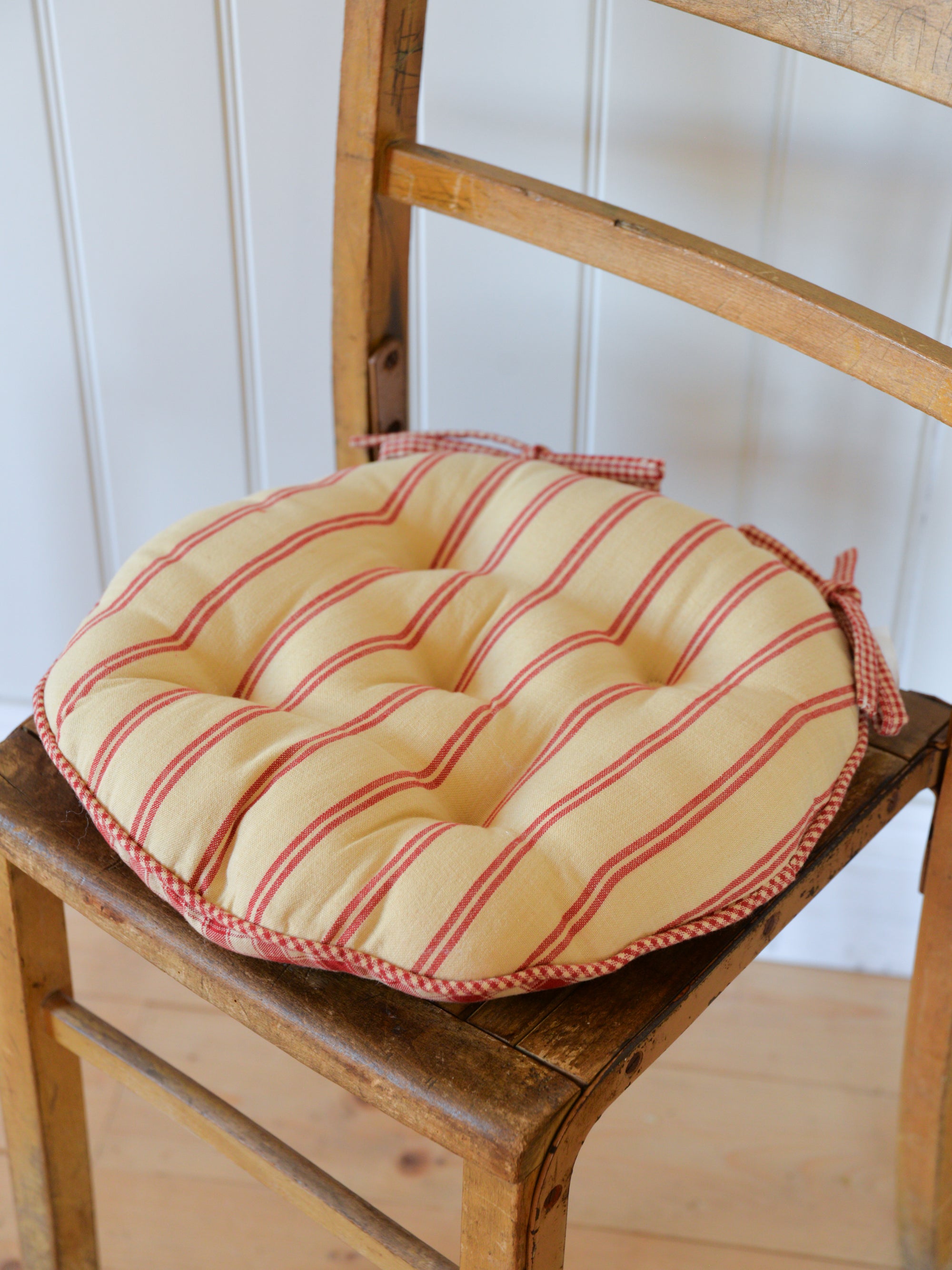 Campagne Round Checkered Stripe Seat Cushion / Red