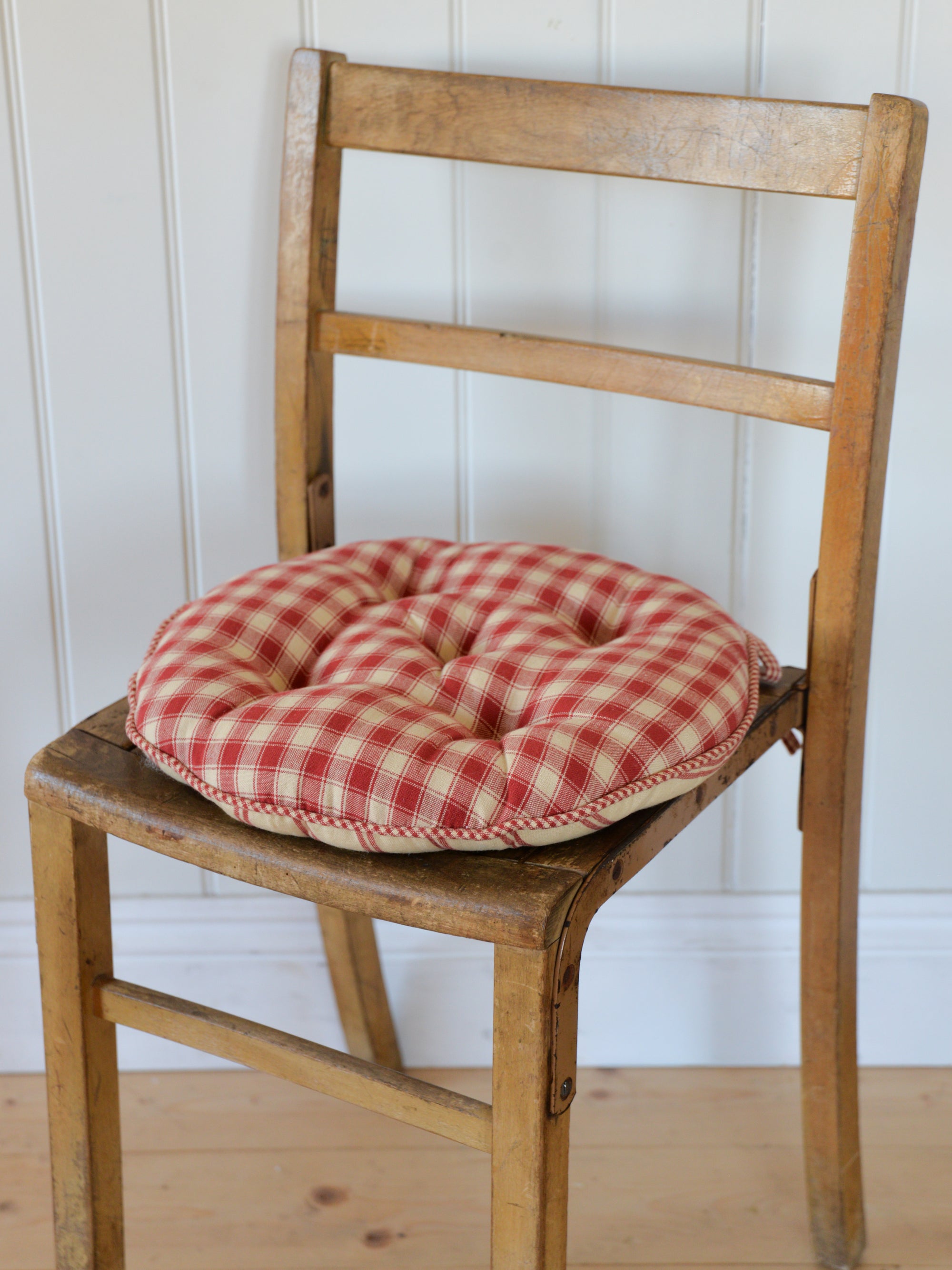 Campagne Round Checkered Stripe Seat Cushion / Red