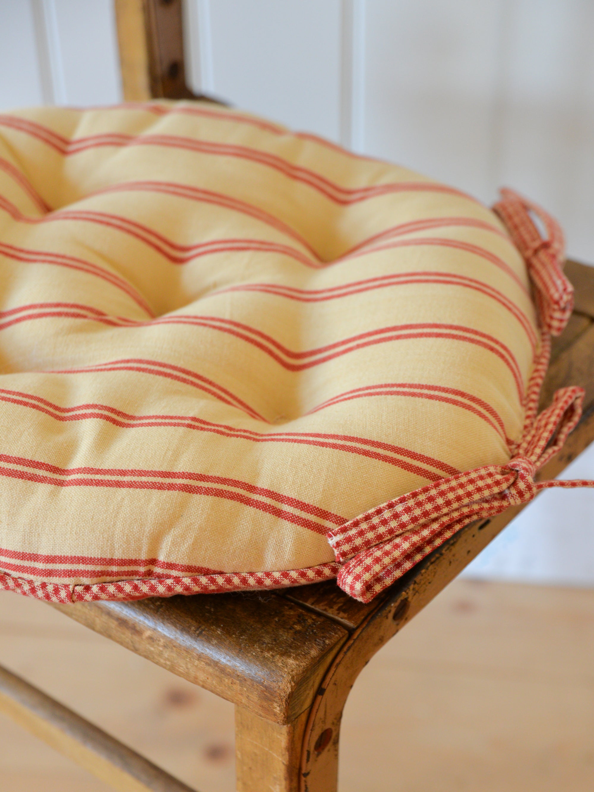 Campagne Round Checkered Stripe Seat Cushion / Red