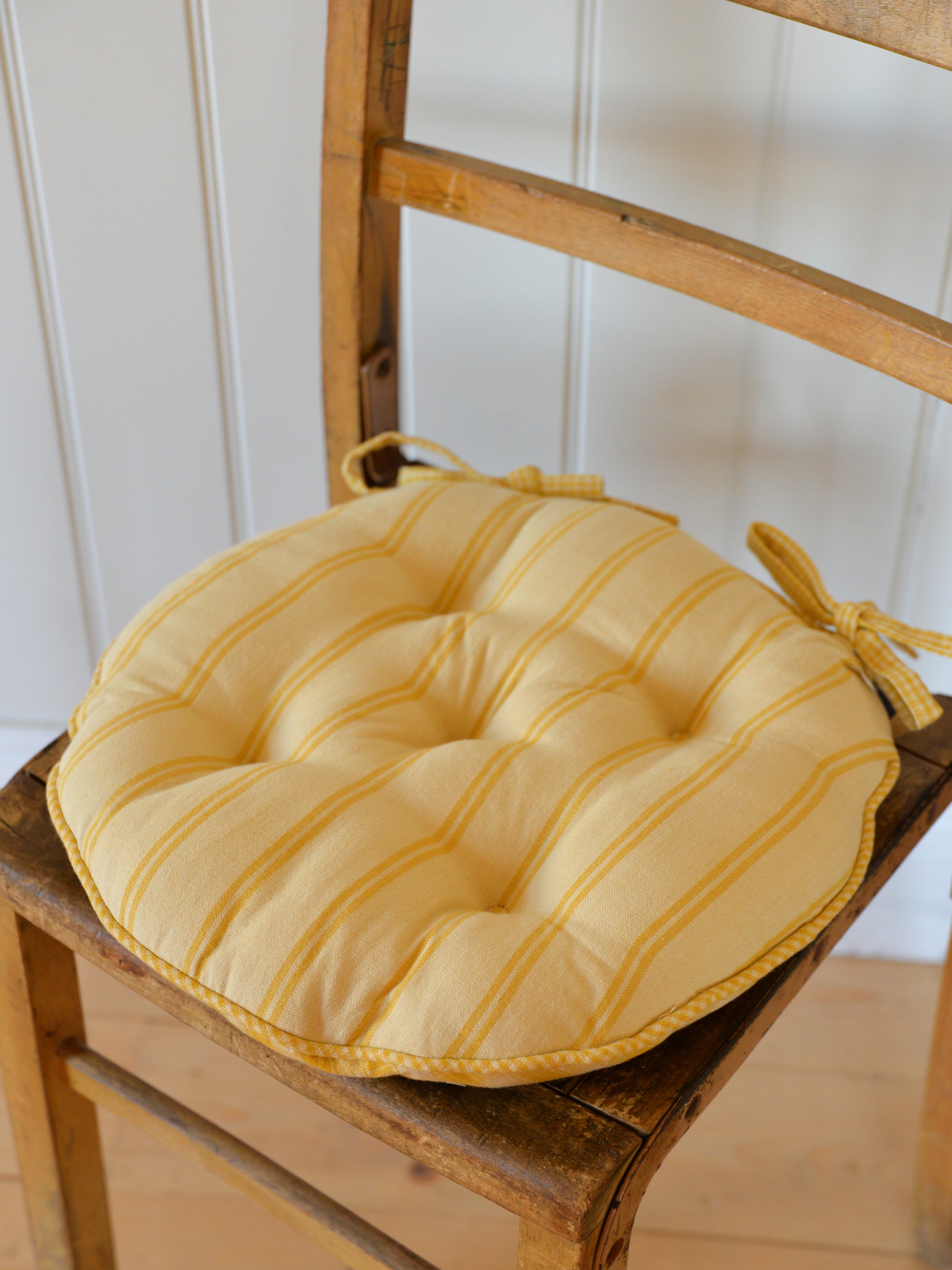 Campagne Round Checkered Stripe Seat Cushion / Yellow