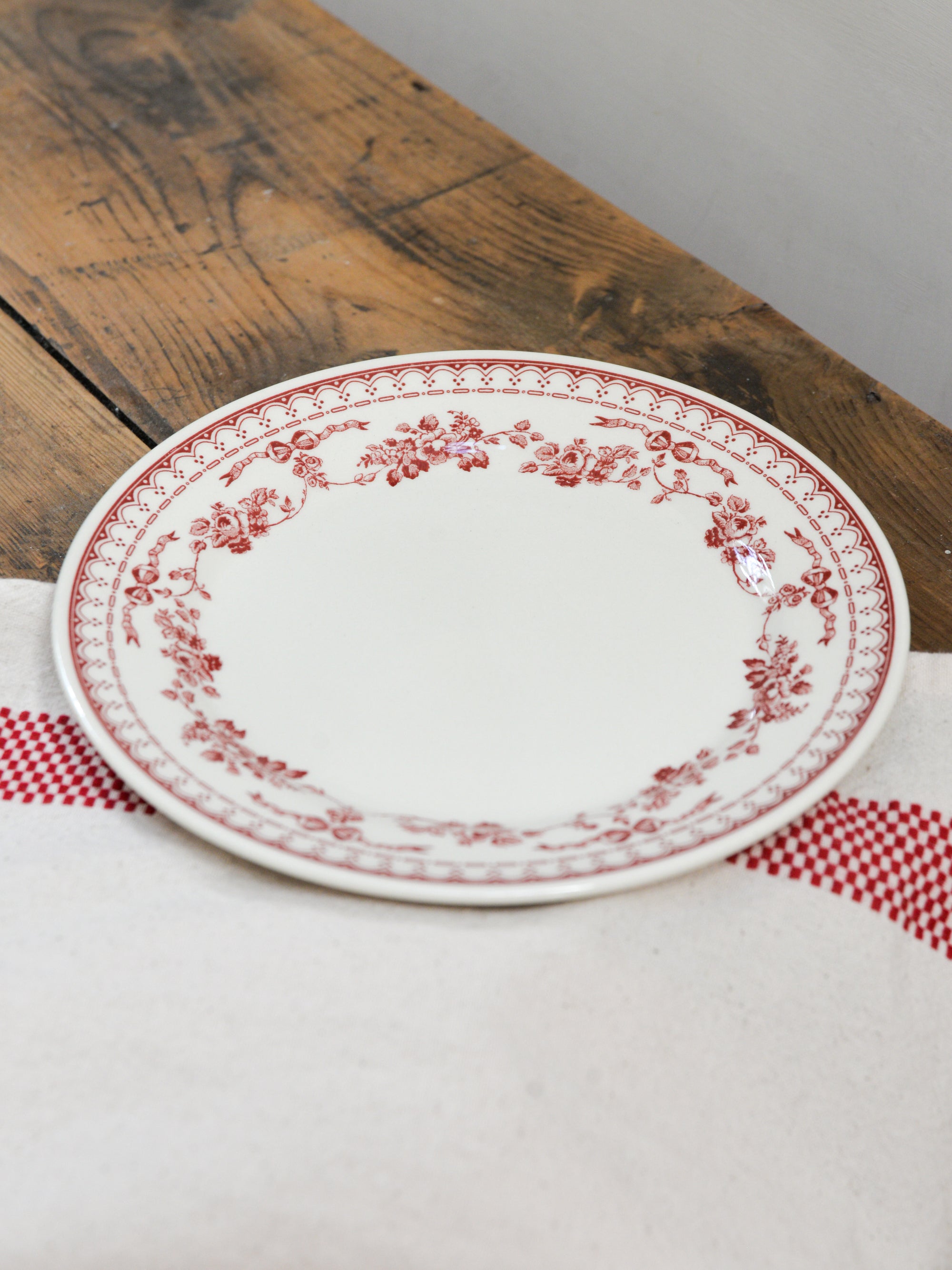 Faustine Patterned Floral Dessert Plate / Burgundy