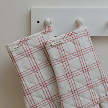 Load image into Gallery viewer, Oven Gloves / Red Check