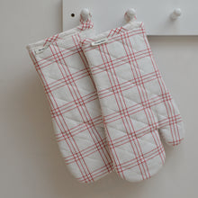 Load image into Gallery viewer, Oven Gloves / Red Check