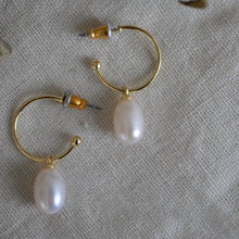 Load image into Gallery viewer, Eila Pearl Earrings in Gold