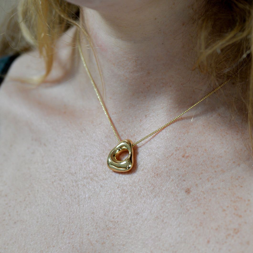 Free Pendant Necklace / Gold