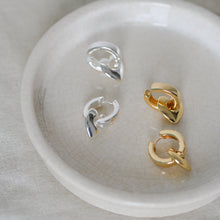 Load image into Gallery viewer, Iokaste Chunky Heart Hoops