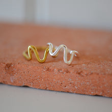 Load image into Gallery viewer, Lulu Wavy Stack Ring / Gold