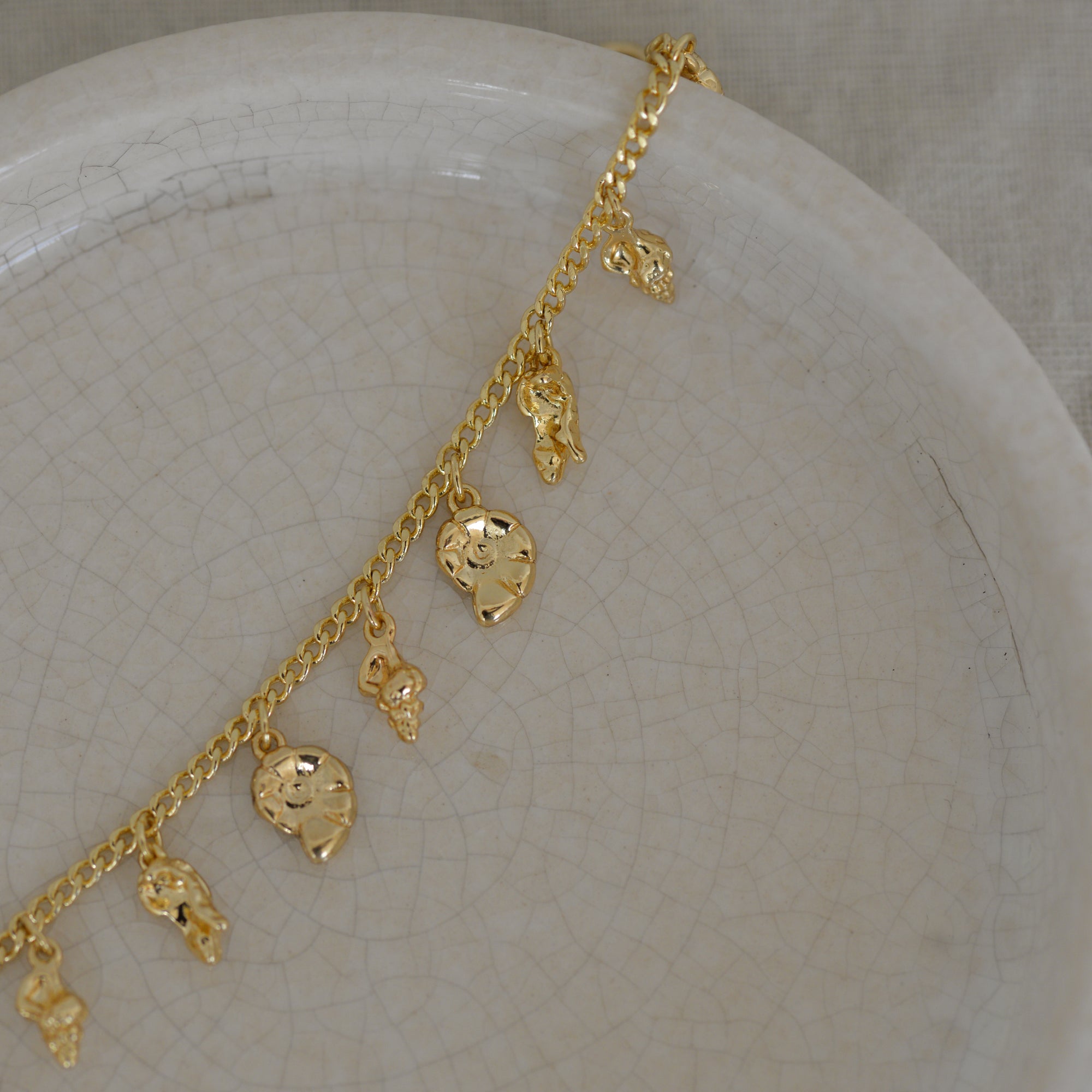 Sea Shell Charm bracelet in Gold