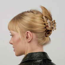 Load image into Gallery viewer, Helle Pretty Claw Clip / Champagne
