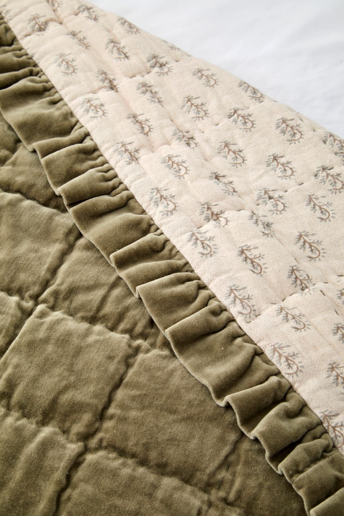Velvet Ruffle Bedspread / Olive