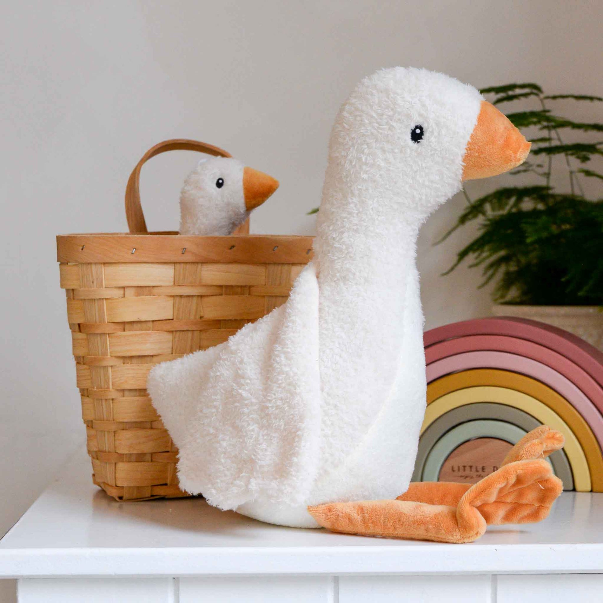 Large cuddly toy goose
