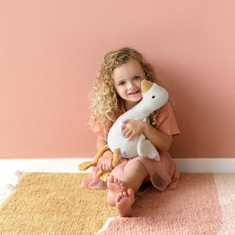 Large cuddly toy goose