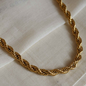 A weathered penny gold plated rope chain necklace