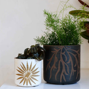 Bloomingville-Terracotta-black-and-brown-dres-Deco-Flowerpots