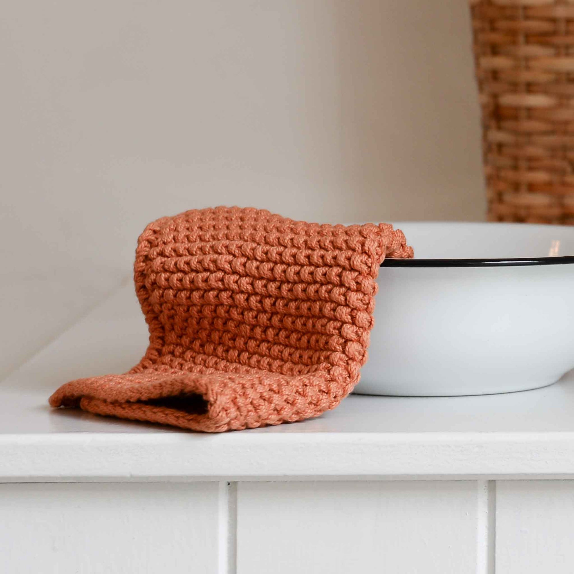 Knitted pot holder in amber