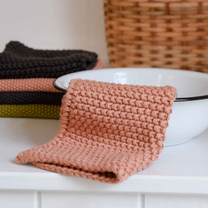 Knitted pot holder in dusty pink