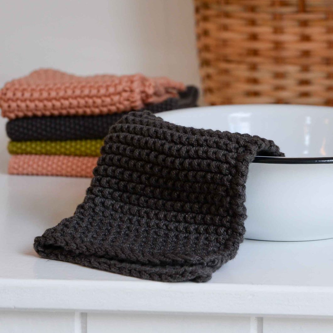 Knitted pot holder in grey