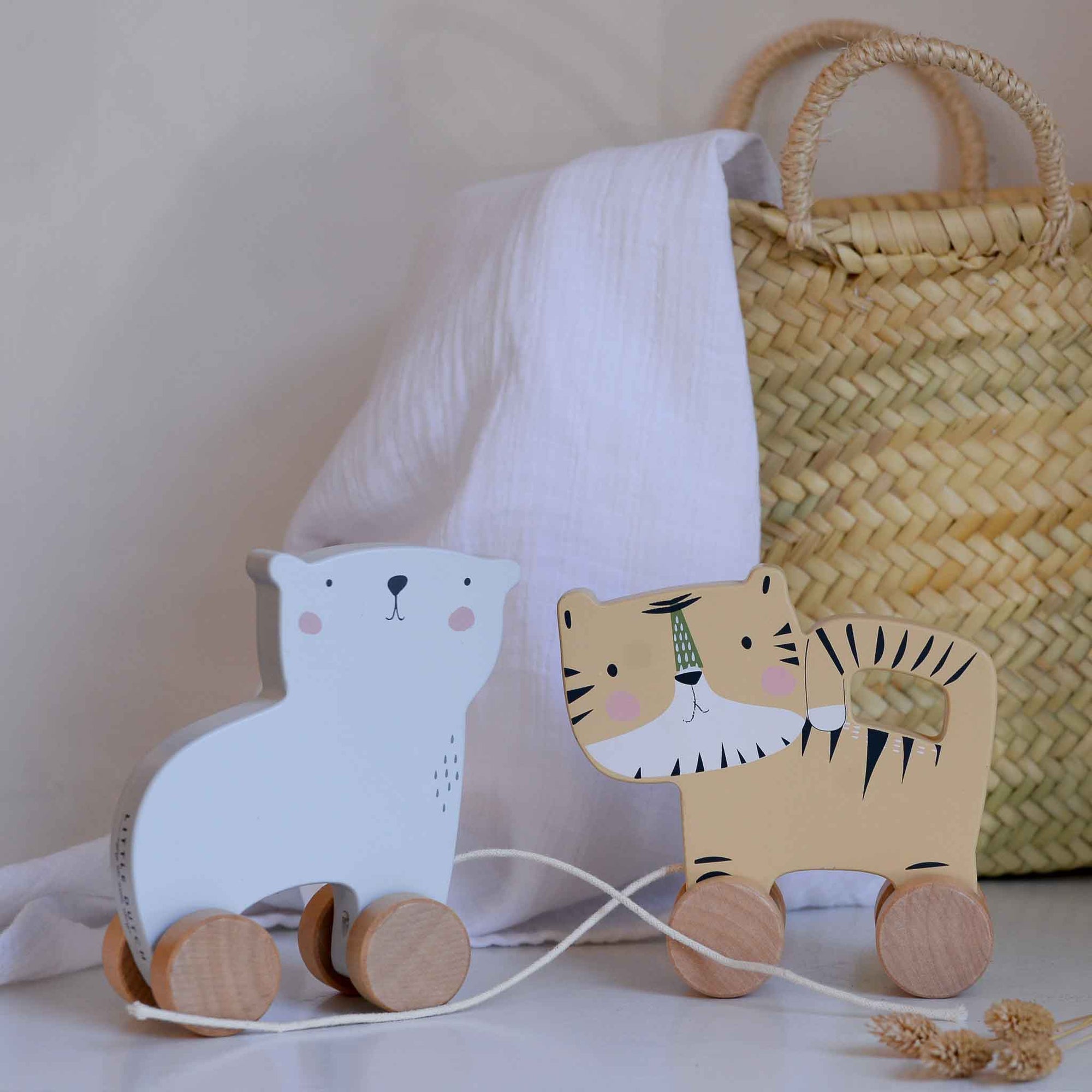 Pull along polar bear
