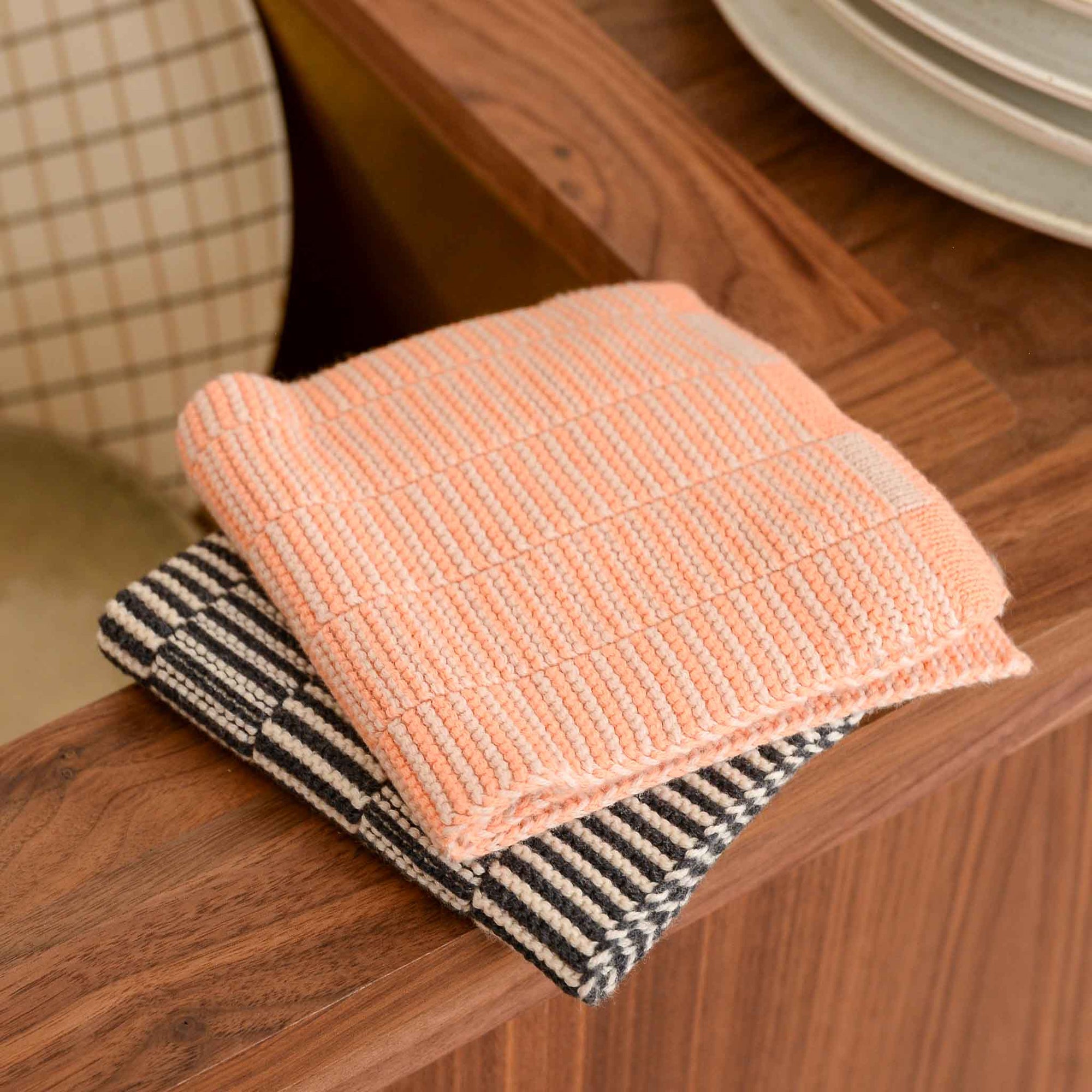 Oyoy living dish cloths stringa in anthracite and coral 100% organic cotton fabric